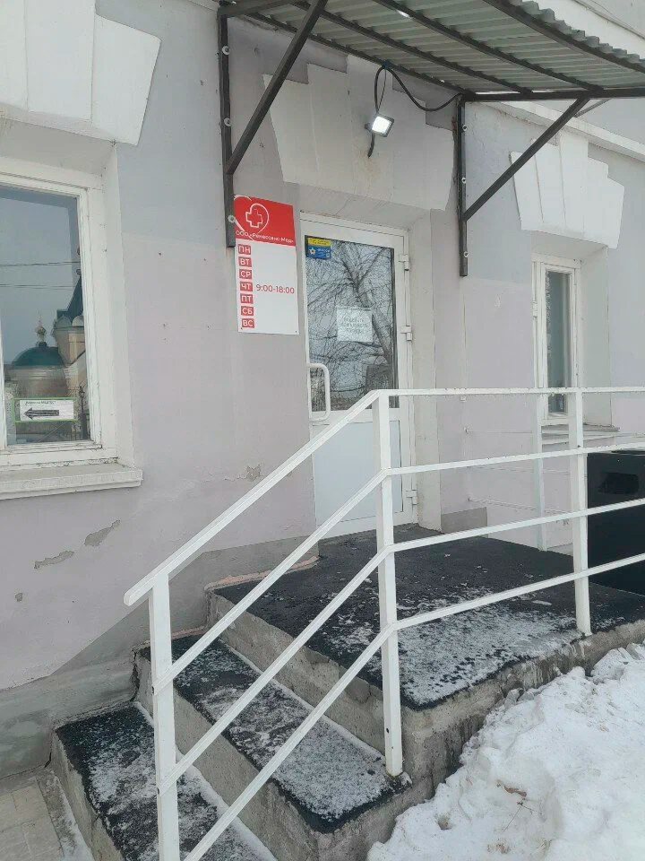 Врач консультирует пациента в спокойной медицинской обстановке
